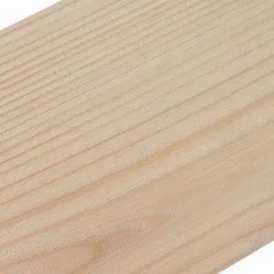 Observation rapprochée d'une lame en bois Douglas pour pergola bioclimatique