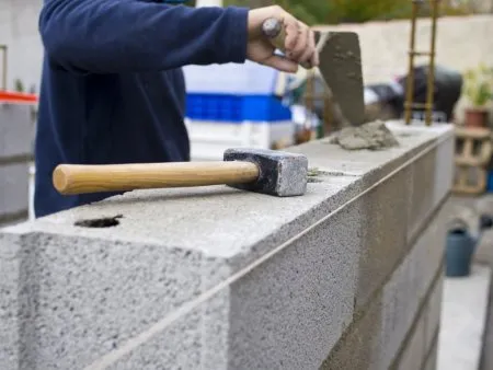 Les techniques de base du maçon et du menuisier-charpentier