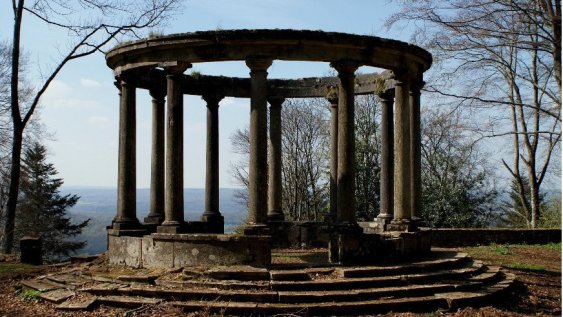 Gloriette délabrée en pierre dans le bois de Châtey