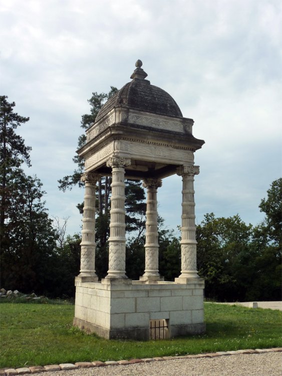 Gloriette ornementale en pierre